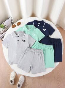 Conjunto de 6 piezas de nuevo estilo para niños pequeños con camiseta tipo polo de unicolor con estilo universitario y pantalones cortos con cintura elástica, atuendo casual y cómodo para exteriores, multicolor