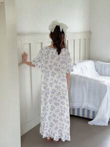 SHEIN Cămașă de noapte confortabilă, lejeră, cu model floral, cu guler, cu fermoar pe jumătate, mâneci bufante, tiv cu volane, rochie de noapte casual de vacanță cu mâneci scurte și imprimeu floral ditsy - Mov Mov - Vizualizare 2