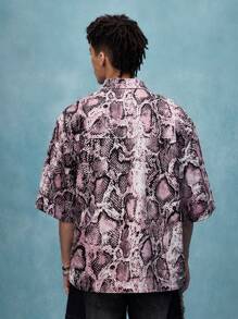 ROMWE MEN Street Life Camisa de mezclilla con estampado de piel de serpiente, corte boxy, estilo urbano, para verano y Halloween - Rosa - Ver 3