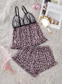 SHEIN Set de 2 piezas Pijama corto de camiseta de cuello en V con estampado de corazón y decoración floral 3D, de malla