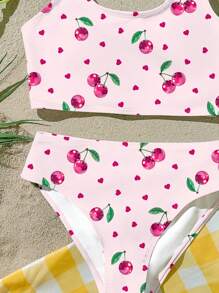 Conjunto de biquini y camiseta informal minimalista para niña preadolescente, con estampado de cerezas rosas y corazones rosas, adecuado para vacaciones de verano