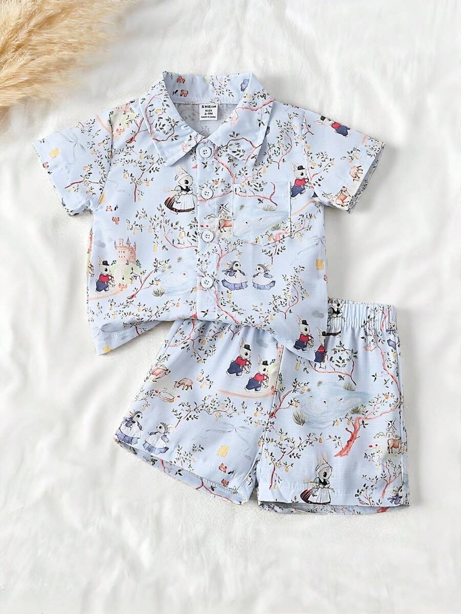 Vintaside Kids 2 件/套男婴卡通森林动物印花短袖 T 恤和短裤套装。衬衫可搭配白色汗衫，打造阳光时尚的外观。柔软舒适的面料，可爱休闲的风格，适合春夏季外出、户外玩耍、度假、日常穿着和旅行。 - 藍色 - 查看 1