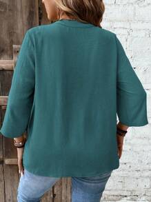 SHEIN LUNE 加大码蕾丝拼布衬衫，纽扣开合，3/4 袖，V 领设计，撞色纽扣，适合外出和度假的休闲装 女士夏季服装 夏季服装 女士服装 女士上衣 优雅女士夏季衬衫 女士加大码服装 女士正式加大码服装 商务休闲女士上衣 女士衬衫 优雅女士衬衫 优雅 - 青碧色 - 查看 2