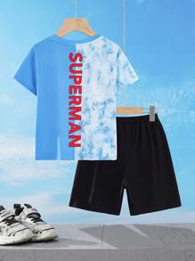 SUPERMAN X SHEIN Conjunto informal de 2 piezas con camiseta azul con estampado de superhéroe de dibujos animados y cielo con nubes, y shorts holgados negros para niño pequeño - azul real - Ver 7