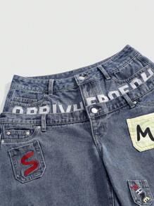 Pantaloni capri in denim dall'aspetto sfilacciato, con doppia vita e disegno ricamato, vita bassa e vestibilità morbida, in stile Y2K di strada