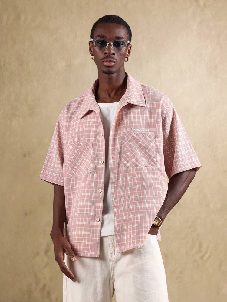 Camisa de manga curta com botões e bolso com estampa xadrez estilo vintage