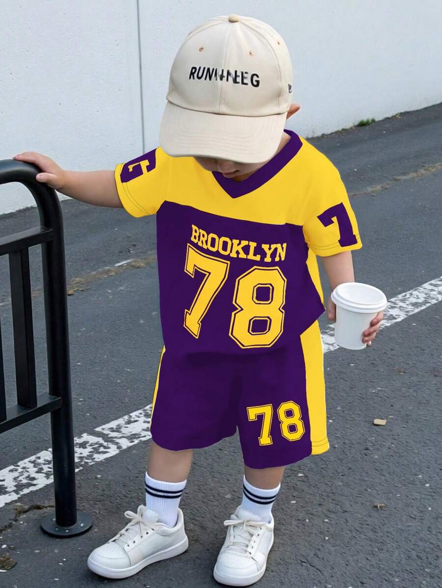 SHEIN Baby & Kleinkind Jungen 2 Stücke Set V-Ausschnitt Kurzarm T-Shirt & Grafik-bedruckte Sport Shorts Outfit, Lässig für Alltagstragen, Sportevents, Sommer - Violett - Übersicht 1