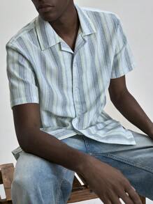 Ontre 2025 Camisa de manga corta casual de verano para hombres con estampado de rayas y cuello de solapa, adecuada para el Día de la Independencia, el Día del Padre, la graduación, el uso diario, una adorable parte superior de verano, vacaciones en la playa de los hombres, camisa de manga corta - Azul - Ver 1