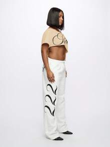 SUMWON WOMEN 超大露肩图案印花短款 T 恤秋季系列做旧毛边时尚宣言运动休闲都市风格 - 米色 - 查看 7