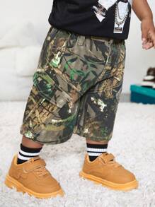 SHEIN Playful Pals 男婴街头风复古户外休闲迷彩树枝图案宽松牛仔短裤，舒适弹力腰带和实用大口袋设计，是外出时尚的完美之选。 - 彩色 - 查看 3