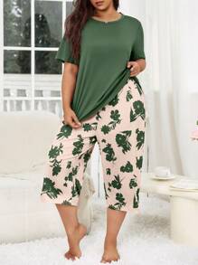 SHEIN Conjunto de pijama informal con pantalón capri y blusa de manga corta con estampado floral para mujer, talla grande