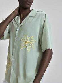 Ontre Ropa de hombre nueva para el verano 2025, adecuada para vacaciones en la playa, ropa de club, atuendo de maestro, festival de música country, ropa de calle, estilo de Estocolmo, Día de la Independencia, camisa casual de manga corta con bordado floral y un solo bolsillo