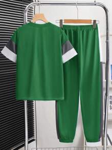 SHEIN 2 件套青少年男孩运动休闲装，包括圆领拼色短袖 T 恤和松紧腰裤，舒适百搭，适合春季、夏季、秋季、日常穿着、户外活动、学校、聚会、派对、休闲 - 墨綠色 - 查看 7