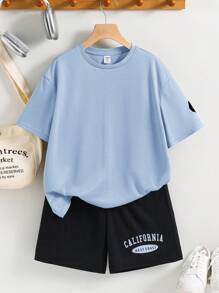 SHEIN 2 件套青少年男童休闲百搭舒适街头风格字母印花宽松短袖针织 T 恤和短裤套装，适合学校、花园、海滩、生日派对、春季、夏季、秋季、冬季 - 淺藍色 - 查看 2