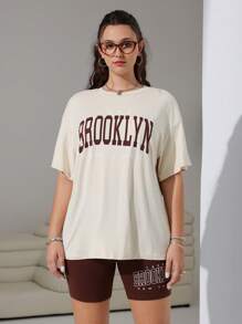SHEIN EZwear Camiseta de hombro caído con gráfico de letra y shorts de motociclista para el verano en tallas grandes