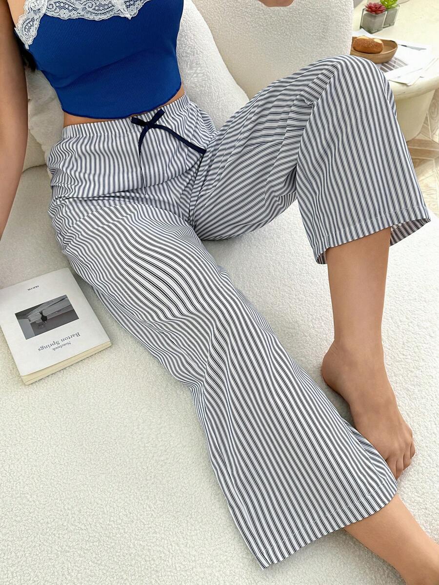 SHEIN بنطلون نسائي كاجوال مستقيم الساق مزين بفيونكة، خصر مطاطي، ذو خطوط عمودية، مناسب للموسم الانتقالي بين الخريف والشتاء - ازرق وابيض - مشاهدة 1