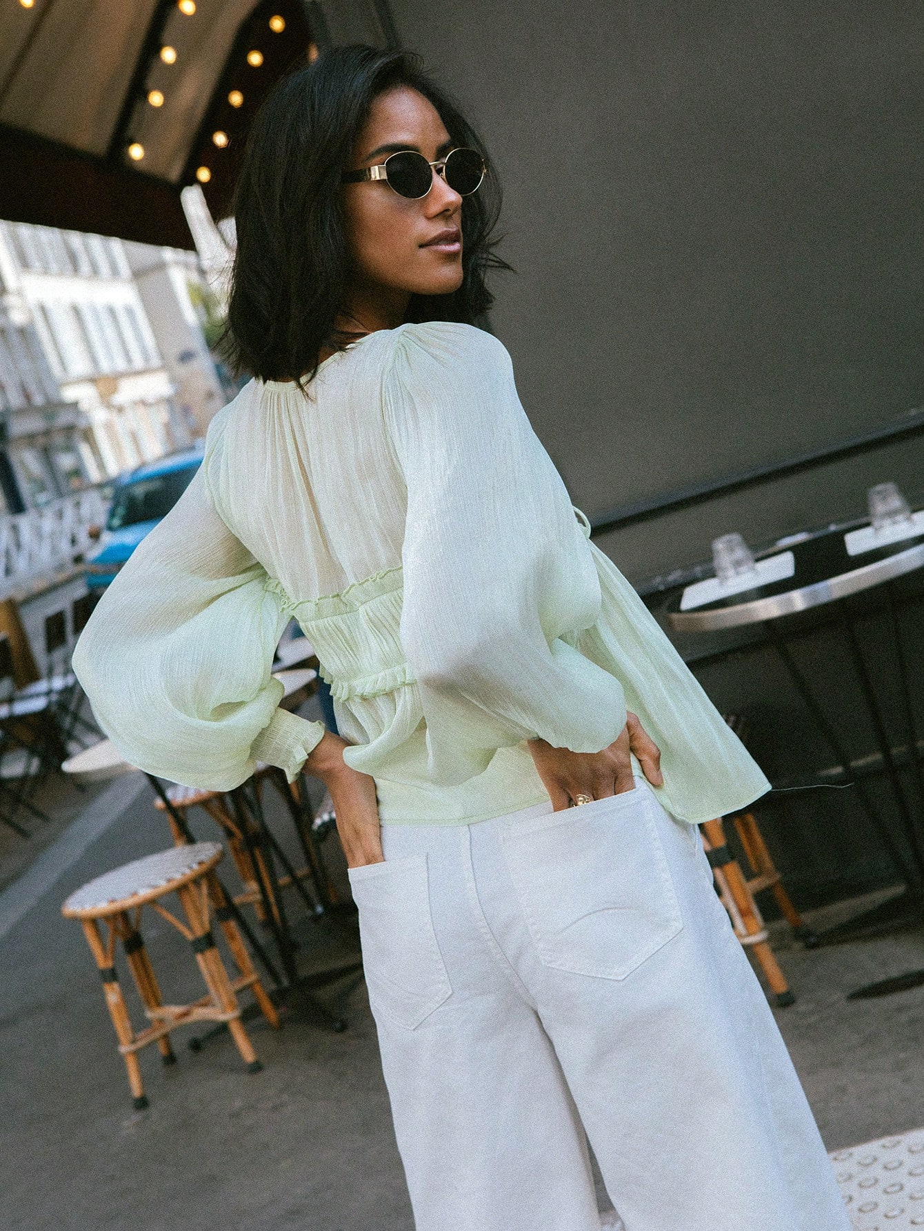 Grüne durchsichtige Bluse mit langen Ärmeln, geraffter Büste und Bindedetail an der Front, fließende Bluse für den Urlaub, Frühlings- und Herbstmode für Frauen