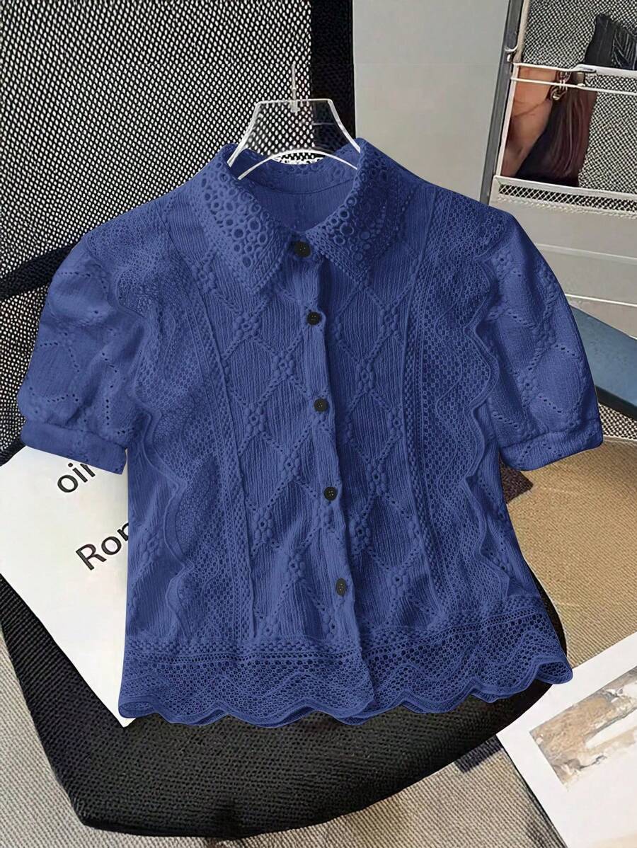 SHEIN Clasi 女士休闲纯色镂空刺绣前扣短袖衬衫 - 寶藍色 - 查看 1