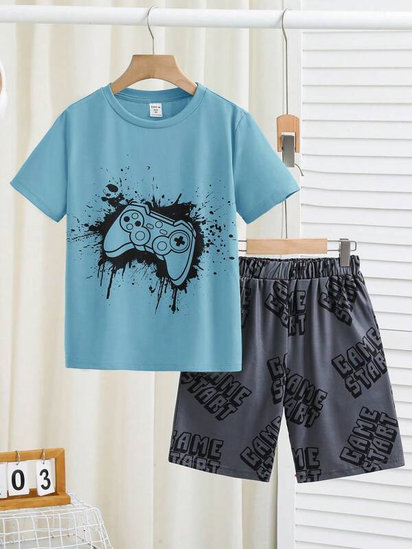 SHEIN Conjunto de pijama de 2 piezas con camiseta de manga corta con estampado gráfico de videojuegos y pantalones cortos para niño preadolescente