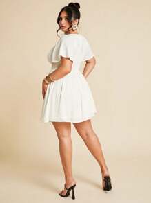 SHEIN BAE 大码休闲度假风荷叶边袖V领系腰连衣裙，适合7月4日、阵亡将士纪念日、六月节、毕业典礼、工作/办公室、度假装扮、亚麻连衣裙、女士毕业礼服、度假连衣裙、女士端庄连衣裙、下午茶连衣裙、女士派对连衣裙、女士性感连衣裙、吊带裙 - 白色 - 查看 3