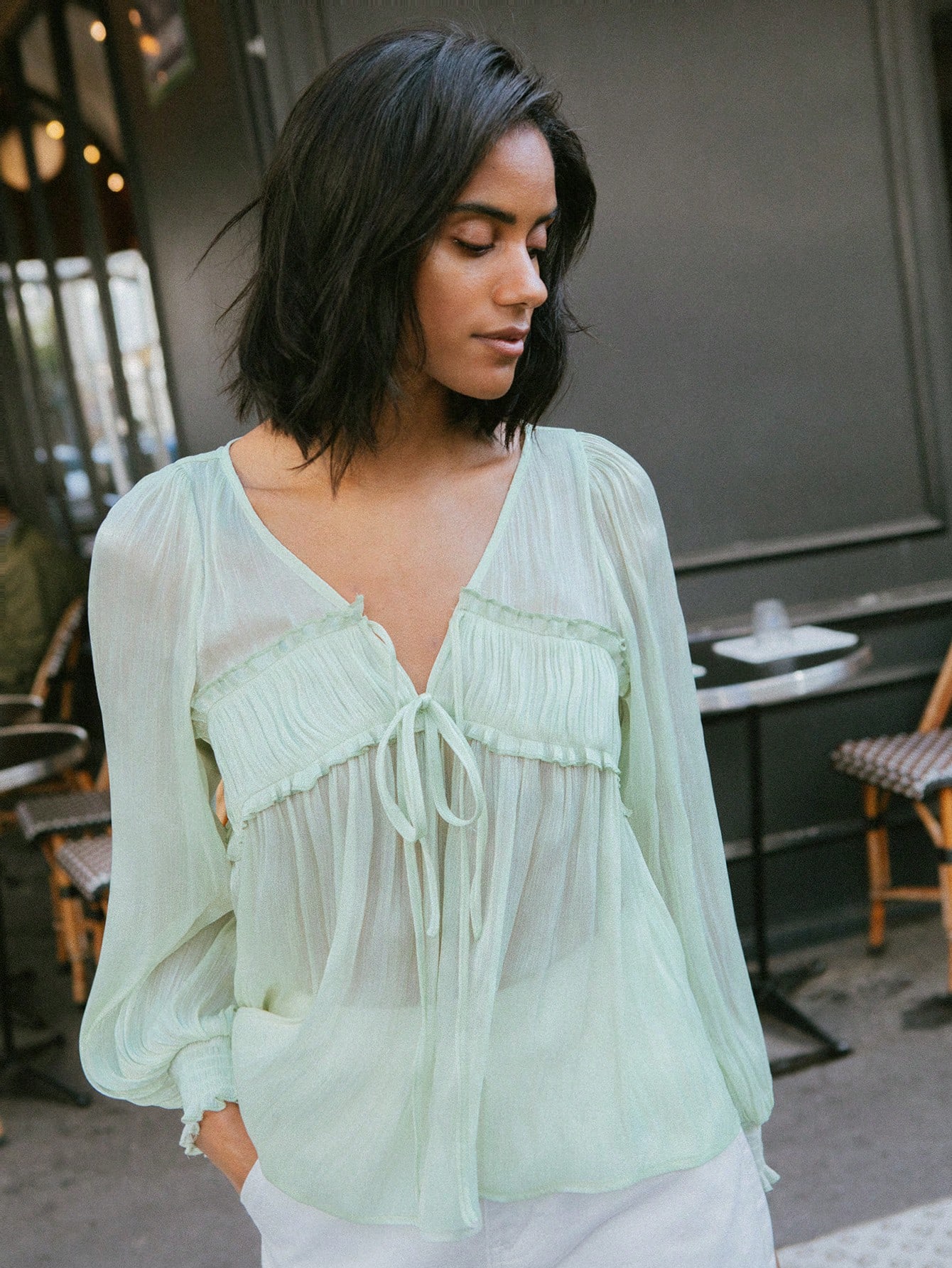 Grüne durchsichtige Bluse mit langen Ärmeln, geraffter Büste und Bindedetail an der Front, fließende Bluse für den Urlaub, Frühlings- und Herbstmode für Frauen