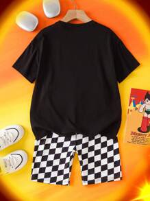 Astro Boy X SHEIN Conjunto de niña preadolescente con camiseta de manga corta en color negro con estampado de OVNI y cohete, y shorts a cuadros blanco y negro - Negro - Ver 2