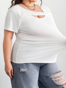 SHEIN CURVE+ 大码女式基本款纯白色短袖 T 恤，领口镂空设计，腰部褶皱细节，纹理罗纹面料，常规版型，春夏/大码 T 恤/图案 T 恤 - 白色 - 查看 3
