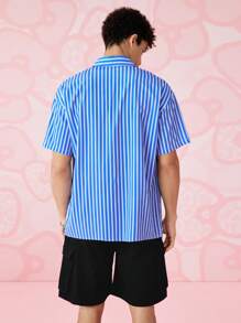 HELLO KITTY AND FRIENDS | SHEIN 男士单件条纹卡通印花前扣短袖衬衫 - 藍色 - 查看 2