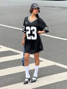 SHEIN EZwear 夏季休閒寬鬆V領短袖T恤連衣裙，印有字母和數字圖案適用於球賽