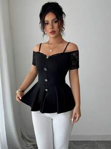 Elenzga Blusa casual de verano para mujer con hombros descubiertos, adorno de encaje, mangas cortas y detalles de botones - Negro - Ver 4