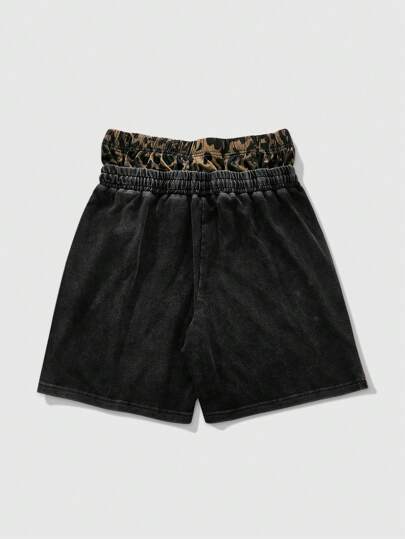 Street Life Short cargo style de rue pour hommes avec patchwork léopard et double design de ceinture. Fabriqué dans un tissu sombre brillant avec un look usé et déchiré. La cuisse gauche présente un motif imprimé léopard, la cuisse droite a des détails déchirés et usés. Imprimé "Brooklyn"