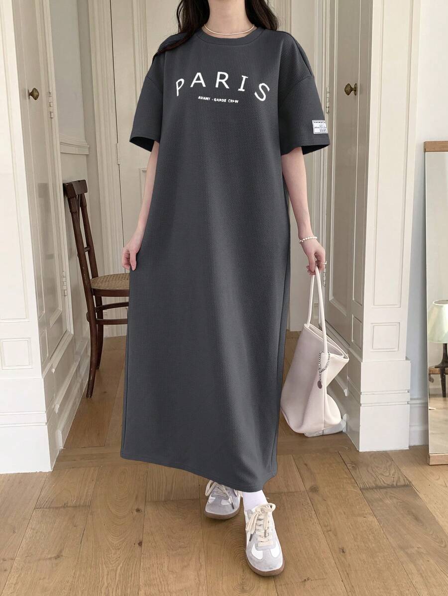 SHEIN 少女灰色针织圆领宽松休闲字母印花袖蝴蝶结装饰街头女孩长款短袖连衣裙,适合日常穿着,休闲校园,返校,情人节,夏装T恤连衣裙长款连衣裙休闲连衣裙巴黎连衣裙 - 灰色 - 查看 1
