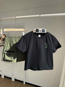 2 件儿童男童休闲日常和节日纯色印花图案 T 恤和宽松短裤套装，舒适百搭，适合学校、花园、海滩、生日、春夏秋冬