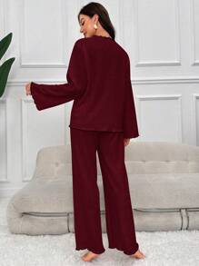 SHEIN طقم بيجامة نسائي من قطعتين (ملابس علوية وبنطلون) بأكمام طويلة وأزرار أمامية، لون بوردو، بيجامة نسائية مريحة للاستخدام المنزلي والراحة، بيجامة نسائية بأكمام طويلة، ملابس خريف وشتاء - عنابي اللون - مشاهدة 2