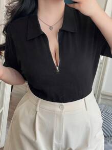 Dazy Plus Camiseta de manga corta con cuello liso y cremallera, ajuste holgado, tops de estilo universitario para el verano