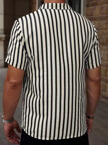 Manfinity RelaxMax Camisa casual de manga corta con botones al frente y estampado a rayas para hombres, ideal para el verano