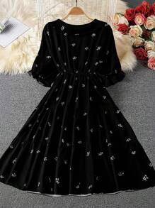 SHEIN Clasi Vestido informal de verano con mangas acampanadas y estampado total para tallas grandes - Negro - Ver 2