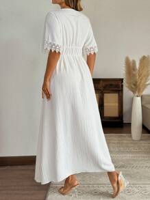 SHEIN Clasi 大码女式花卉刺绣V领短袖连衣裙