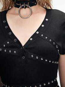 ROMWE Grunge Punk Camiseta metálica con cuello en V vintage de los 2000, acolchada y con remaches y cinta - Negro - Ver 3