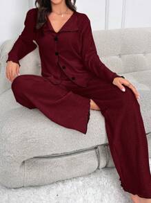 SHEIN طقم بيجامة نسائي من قطعتين (ملابس علوية وبنطلون) بأكمام طويلة وأزرار أمامية، لون بوردو، بيجامة نسائية مريحة للاستخدام المنزلي والراحة، بيجامة نسائية بأكمام طويلة، ملابس خريف وشتاء - عنابي اللون - مشاهدة 5