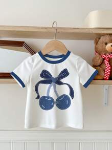 SHEIN Áo thun cổ tròn tay ngắn in họa tiết nơ và quả anh đào dễ thương phong cách sinh viên giản dị tối giản cho bé gái, phù hợp với áo phông mùa hè, áo phông họa tiết trẻ em, công chúa sang trọng, niềm vui lấp lánh trong tháng Ramadan, sự thoải mái dễ chịu, quần áo thường ngày màu xám, quần vui nhộn, cảm giác ấm cúng, kỳ quặc, cơ bản, phong cách lễ Phục sinh, áo trẻ em đa năng, áo phông họa tiết trẻ em, niềm vui nhỏ bé đáng yêu, cơ bản - Nhiều màu - Xem 2