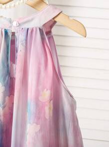 Kleine Mädchenkleid mit Batik-Muster, 3D-Blumendekoration, modischer Neckholder-Ausschnitt