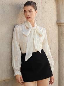 Aveloria Rosie 女士优雅浪漫约会托斯卡纳阳光精致刺绣面料荷叶边下摆 V 领系带袖口长袖衬衫 - 杏色 - 查看 3