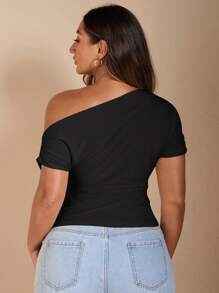 SHEIN Tall CURVE 大码女式不对称肩短袖纯色T恤 夏季，外出上衣 女士情人节 - 黑色 - 查看 2
