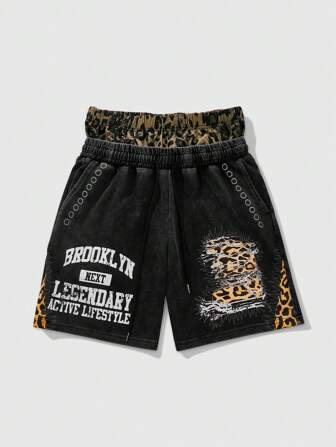 Street Life Pantaloncini cargo da uomo in stile street con design a doppia vita, in tessuto scuro lucido con aspetto consumato e invecchiato. La coscia sinistra presenta un motivo leopardato, mentre la destra ha dettagli strappati e consumati. Stampa "Brooklyn"