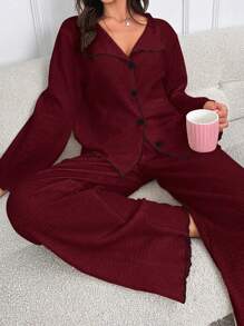 عنابي اللون