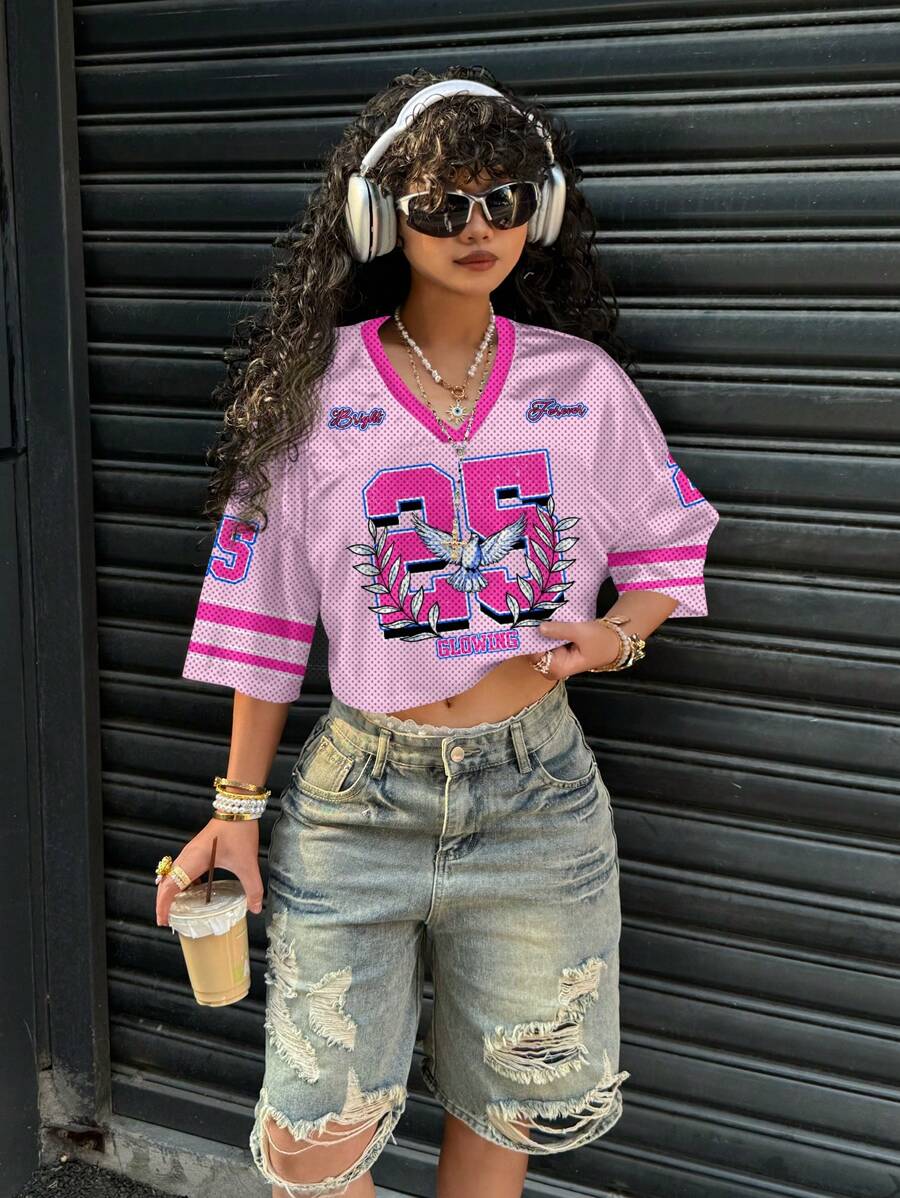 SHEIN EZwear Muchica 粉色撞色运动风格数字 25 和平图案女式休闲 V 领宽松短款 5/8 袖网眼 T 恤,适合夏季、运动游戏和活跃 - 粉色 - 查看 1