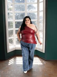 SHEIN X LOS FAVORITOS DE LA FATSHIONISTA SHEIN ICON Plus Size Leather Look Asymmetrical Shoulder Tight Sexy Crop Top