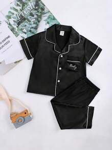 SHEIN 2 peças/conjunto Meninos Pequenos Top de Manga Curta com Impressão de Letra Cor Sólida Simples e Calça, Pijama Casual para Primavera/Verão - Preto - Visão 1