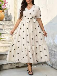 SHEIN Clasi 大码女式浪漫优雅杏色纹理雏菊面料重叠 V 领泡泡短袖腰系带 A 袖连衣裙、毕业礼服、婚礼宾客礼服 - 杏色 - 查看 1